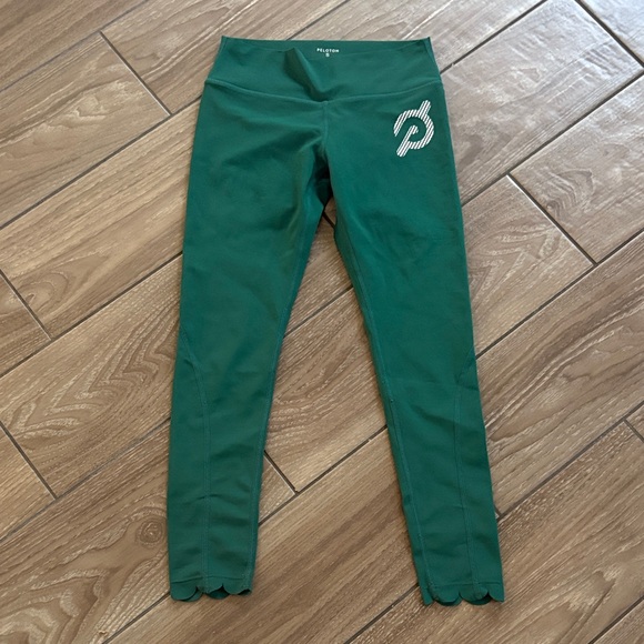 Peloton Pants - Peloton Scalloped ankle Emerald Green Athletic leggings Women’s size small